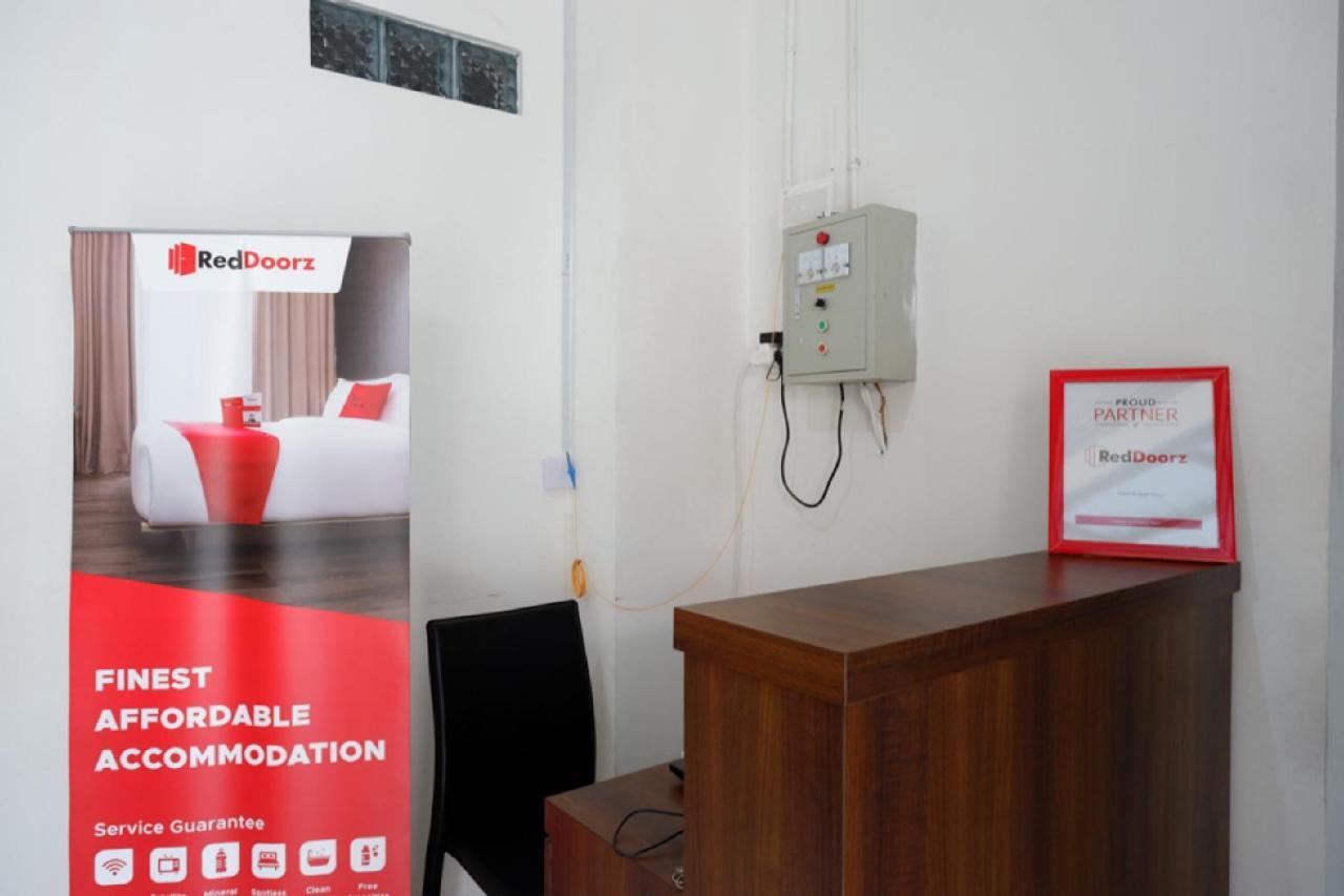 Reddoorz Hostel Near Kota Lama Semarang Zewnętrze zdjęcie
