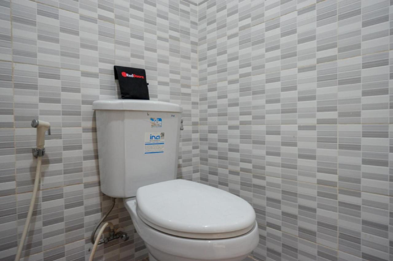 Reddoorz Hostel Near Kota Lama Semarang Zewnętrze zdjęcie
