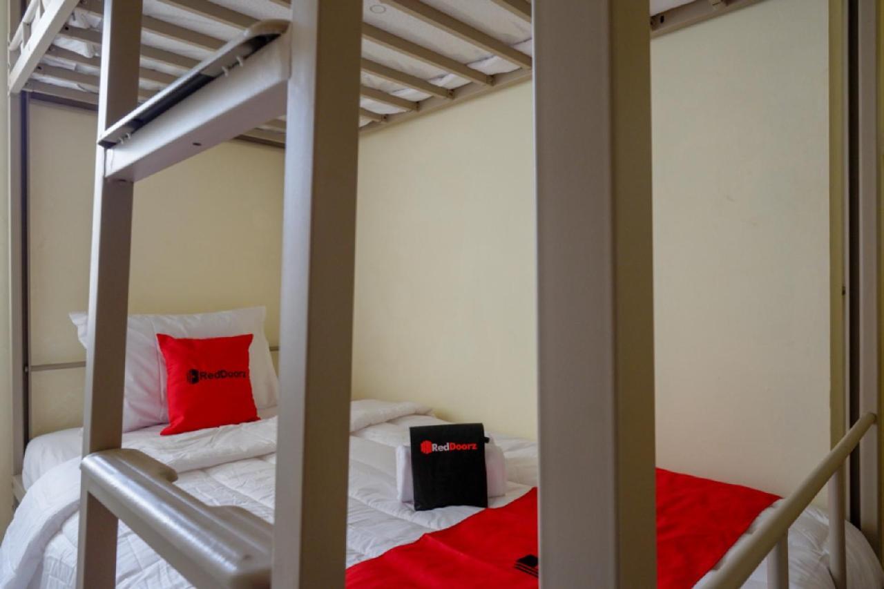 Reddoorz Hostel Near Kota Lama Semarang Zewnętrze zdjęcie